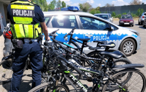 Na zdjęciu policjant stojący obok rowerów