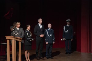 Na zdjęciu Prezydent Miasta Tychy Maciej Gramatyka, Komendant Miejski Policji w Tychach insp. Roman Fitrzyk oraz policjantki. Wszyscy stoją na scenie.