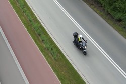 Na zdjęciu motocyklista jadący drogą