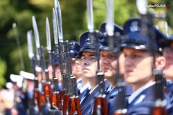 Na zdjęciu policjanci w umundurowaniu galowym