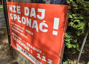 Na zdjęciu plakat z napisem Nie daj spłonąć Paprocanom.