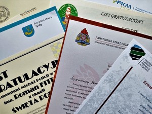 Na zdjęciu listy gratulacyjne z okazji Święta Policji