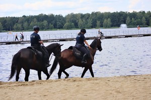 Na zdjęciu policjanci siedzący na koniach