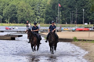 Na zdjęciu policjanci siedzący na koniach