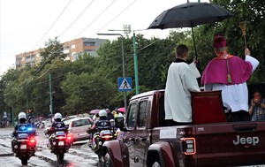 Na zdjęciu policjanci z Motocyklowej Asysty Honorowej oraz pojazd z biskupem święcącym pojazdy.