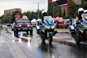 Na zdjęciu policjanci z Motocyklowej Asysty Honorowej oraz pojazd z biskupem święcącym pojazdy.