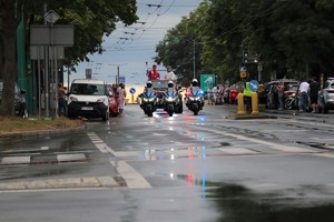 Na zdjęciu policjanci z Motocyklowej Asysty Honorowej oraz pojazd z biskupem święcącym pojazdy.