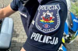 na zdjęciu naszywka na mundurze policjanta z napisem Motocyklowa Asysta Honorowa