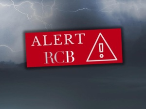 Zdjęcie błyskawic. Na środku czerwony prostokąt z napisem Alert RCB