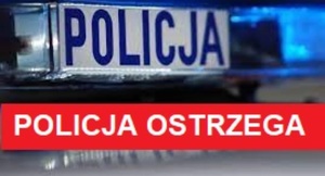 Na zdjęciu sygnały błyskowe radiowozu oraz napis o treści: Policja ostrzega