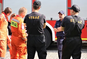 Na zdjęciu policjanci i strażacy uczestniczący w poszukiwaniach.