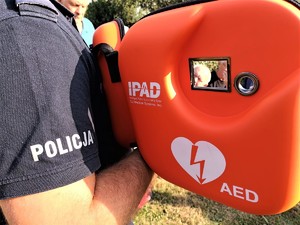 Na zdęjciu policjant trzymający AED.