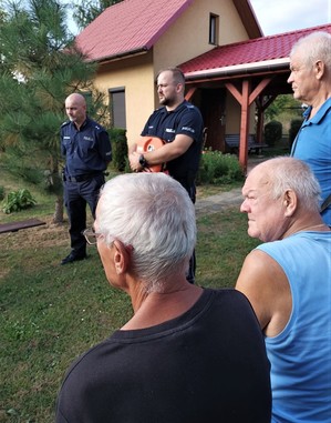 Na zdjęciu policjanci i uczestnicy debaty.