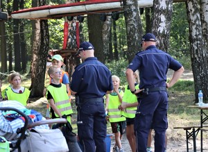 Na zdjęciu dwóch policjantów i grupa dzieci.