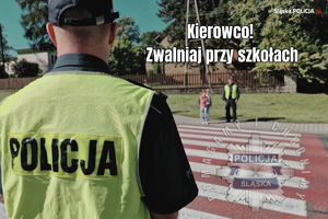 Grafika przedstawiająca przejście dla pieszych, policjanta, dzieci i znajdujący się napis Kierowco, Zwolnij przy szkołach.