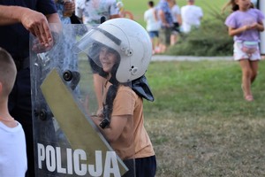 Na zdjęciu chłopiec z założonym policyjnym kaskiem.