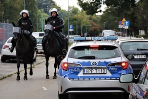 Na zdjęciu patrol policji konnej obok radiowozu.