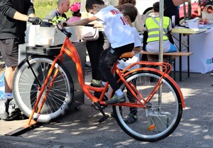 Na zdjęciu rower służący do robienia koktajlów.