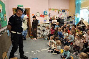 Policjant, maskotka śląskiej Policji Sznupek oraz przedszkolaki