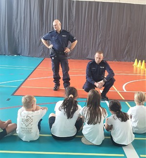 Na zdjęciu umundurowani policjanci oraz uczniowie podczas prelekcji prowadzonej przez funkcjonariuszy.