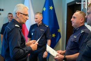 Umundurowani policjanci podczas wręczania rozkazów na stanowiska służbowe.