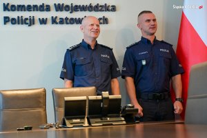 Umundurowani policjanci podczas wręczania rozkazów na stanowiska służbowe.