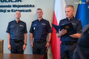 Umundurowani policjanci podczas wręczania rozkazów na stanowiska służbowe.