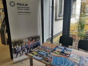 Na zdjęciu stanowisko Komendy Miejskiej Policji w Tychach w Zakładzie Ubezpieczeń Społecznych w Tychach.