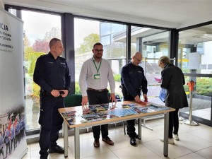 Na zdjęciu umundurowany policjant oraz przedstawiciel Zakładu Ubezpieczeń Społecznych w Tychach.