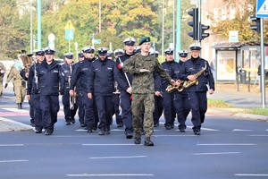 Na zdjęciu policyjna orkiestra podczas przemarszu ulicami miasta.