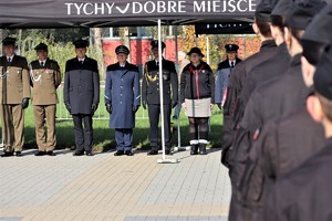 Na zdjęciu goście stojący pod namiotem uczestniczący w ślubowaniu klas mundurowych.