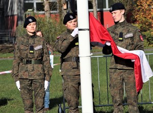 Na zdjęciu uczniowie szkoły mundurowej podczas ponoszenia na maszt flagi Polski.