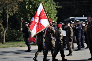 Na zdjęciu uczniowie szkoły mundurowej ze sztandarem.