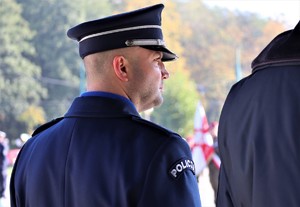 Na zdjęciu umundurowany policjant.