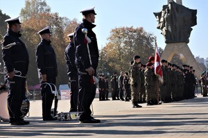 Na zdjęciu policjanci z orkiestry oraz uczniowie szkoły mundurowej stojący na placu.