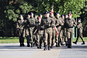 Na zdjęciu uczniowie szkoły mundurowej podczas przemarszu.