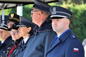 Na zdjęciu goście zaproszeni na uroczystość. Wśród nich umundurowany policjant.