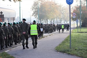 Na zdjęciu uczniowie szkoły mundurowej podczas przemarszu.