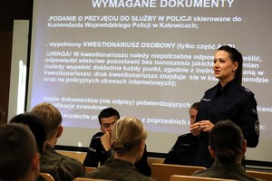 Na zdjęciu umundurowana policjantka prowadząca prelekcję dla uczniów.