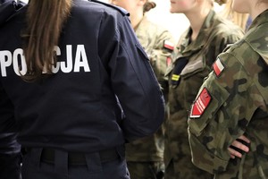 Na zdjęciu umundurowana policjantka rozmawiająca z uczniami.