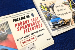 Na zdjęciu ulotki dotyczące przyjęć do służby w Policji.