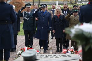 Funkcjonariusze oddający hołd oraz osoby biorące udział w uroczystości