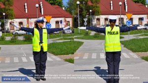 Na zdjęciu umundurowana policjantka ruchu drogowego podczas ręcznego kierowania ruchem