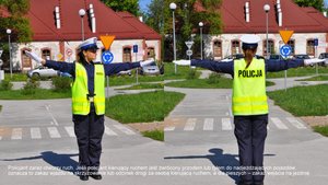 Na zdjęciu umundurowana policjantka ruchu drogowego podczas ręcznego kierowania ruchem