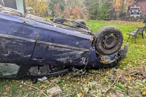 Na zdjęciu samochód uszkodzony w zdarzeniu drogowym