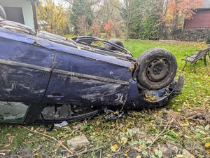 Na zdjęciu samochód uszkodzony w zdarzeniu drogowym