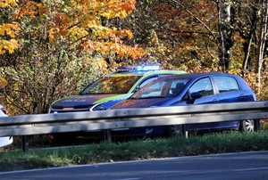 Na zdjęciu radiowóz Policji oraz samochód osobowy.