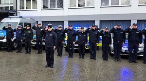 Na zdjęciu pojazdy uprzywilejowane z włączonymi sygnałami świetlnymi i błyskowymi oraz umundurowani policjanci, strażacy oraz funkcjonariusze Straży Miejskiej podczas oddawania hołdu zmarłemu policjantowi.