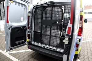 Na zdjęciu nowy radiowóz Renault Trafic