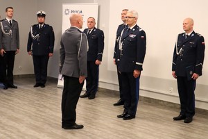 Policjanci podczas uroczystej zbiórki